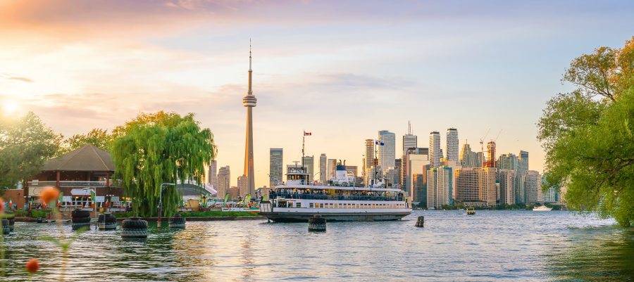 Requisitos de entrada a Canadá y seguro de viaje de GO! ASSISTANCE con vista al skyline de Toronto.