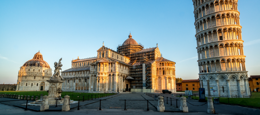 Requisitos para viajar a Italia y seguro de viaje Schengen de GO! ASSISTANCE en la Plaza de los Milagros, Pisa.