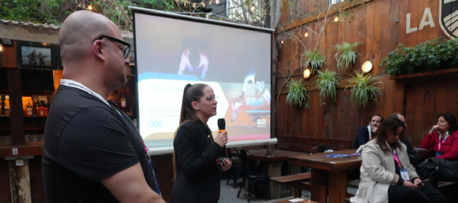 CEO Maximiliano Pazos y Melina Chareun explicando en Workshop & After de GO! ASSISTANCE en Mar del Plata