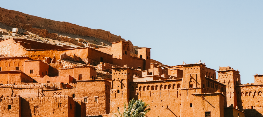Calles tradicionales y murallas de Rabat, ciudad imperial destacada en toda guía de viaje por Marruecos.